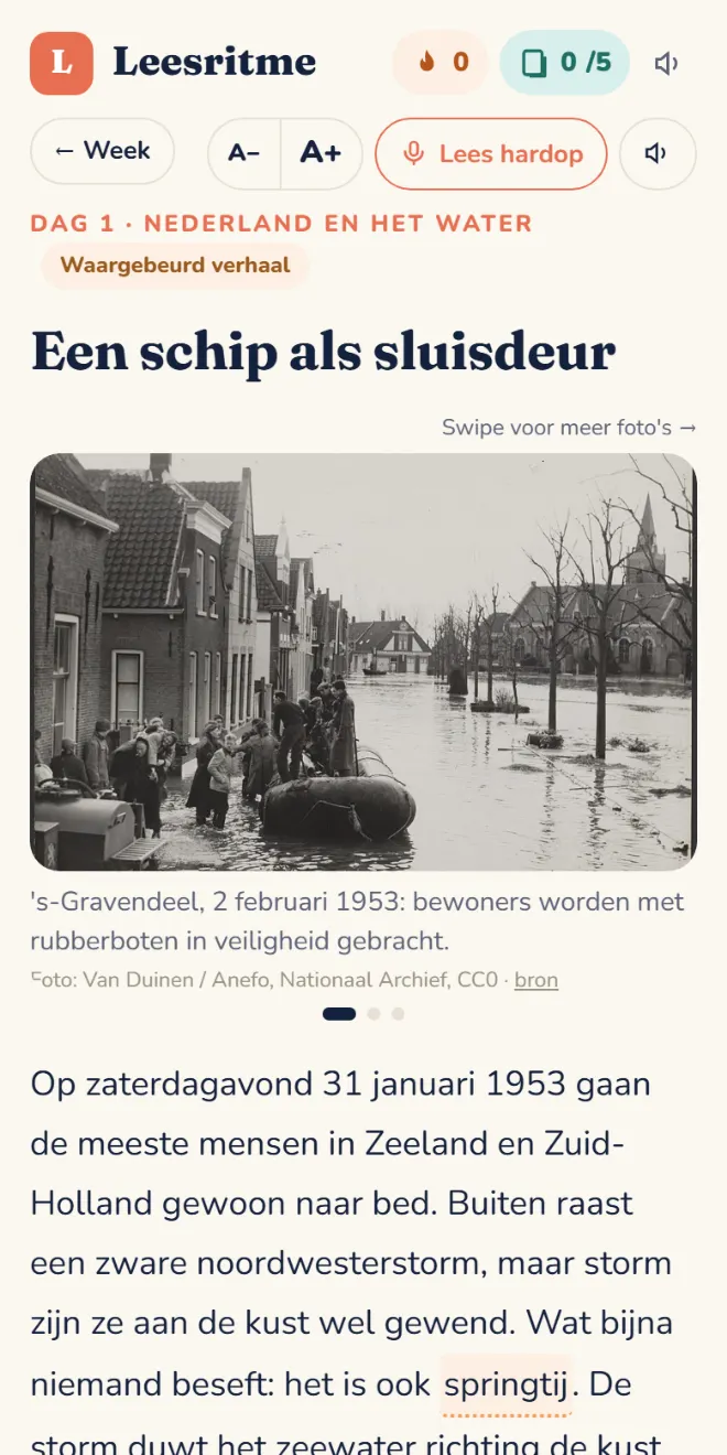 Leesscherm met de tekst Een schip als sluisdeur over de Watersnoodramp, met een foto uit 1953